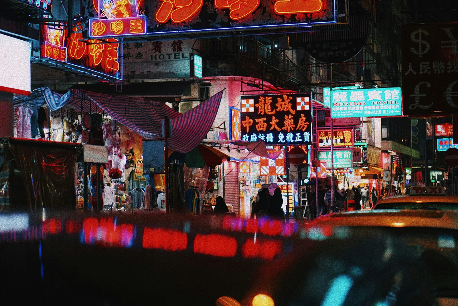 地面视角拍摄的香港夜晚霓虹街景